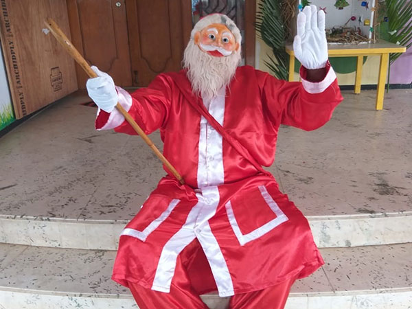 The children were told about the birth of Lord Jesus and the legend of Santa Claus. The spirit of giving and sharing was inculcated among the tiny tots as they exchanged exquisitely packed gifts with each other and played games. |Christmas celebrations - Thudiyalur